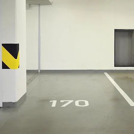 With Free Parking In דירה *